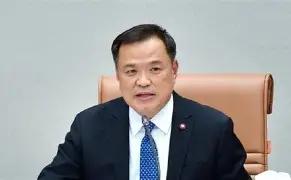 成了，中国和泰国谈成了。7月17日下午，泰国总理阿努廷在上海和中方举行了会谈。