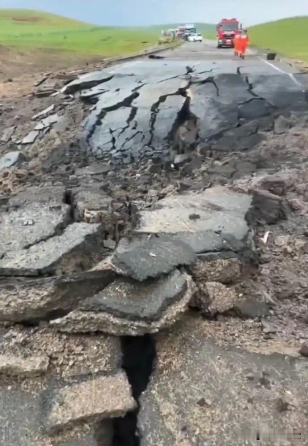 国道331内蒙古段车辆起火爆炸，道路受损！当地回应：事故较为严重，正在处理内蒙