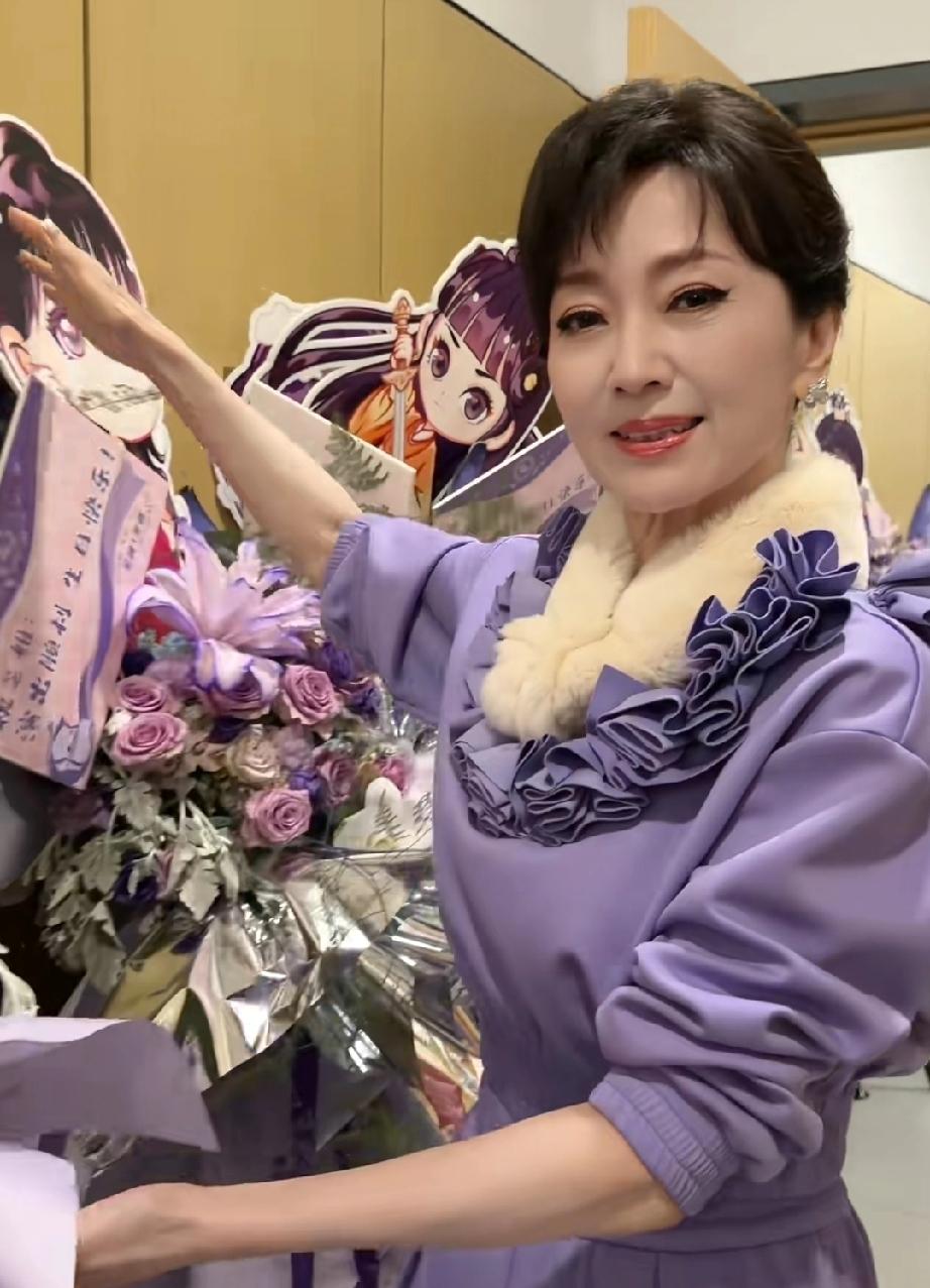 72岁赵雅芝状态咋一直都这么好，看看人家这身材这状态，和二十岁的小姑娘似的。