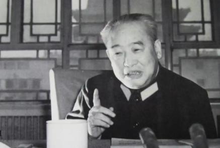1983年，余秋里回乡探亲，亲弟弟竟死活不见。村长上门，亲自去拽都没用，弟弟余财