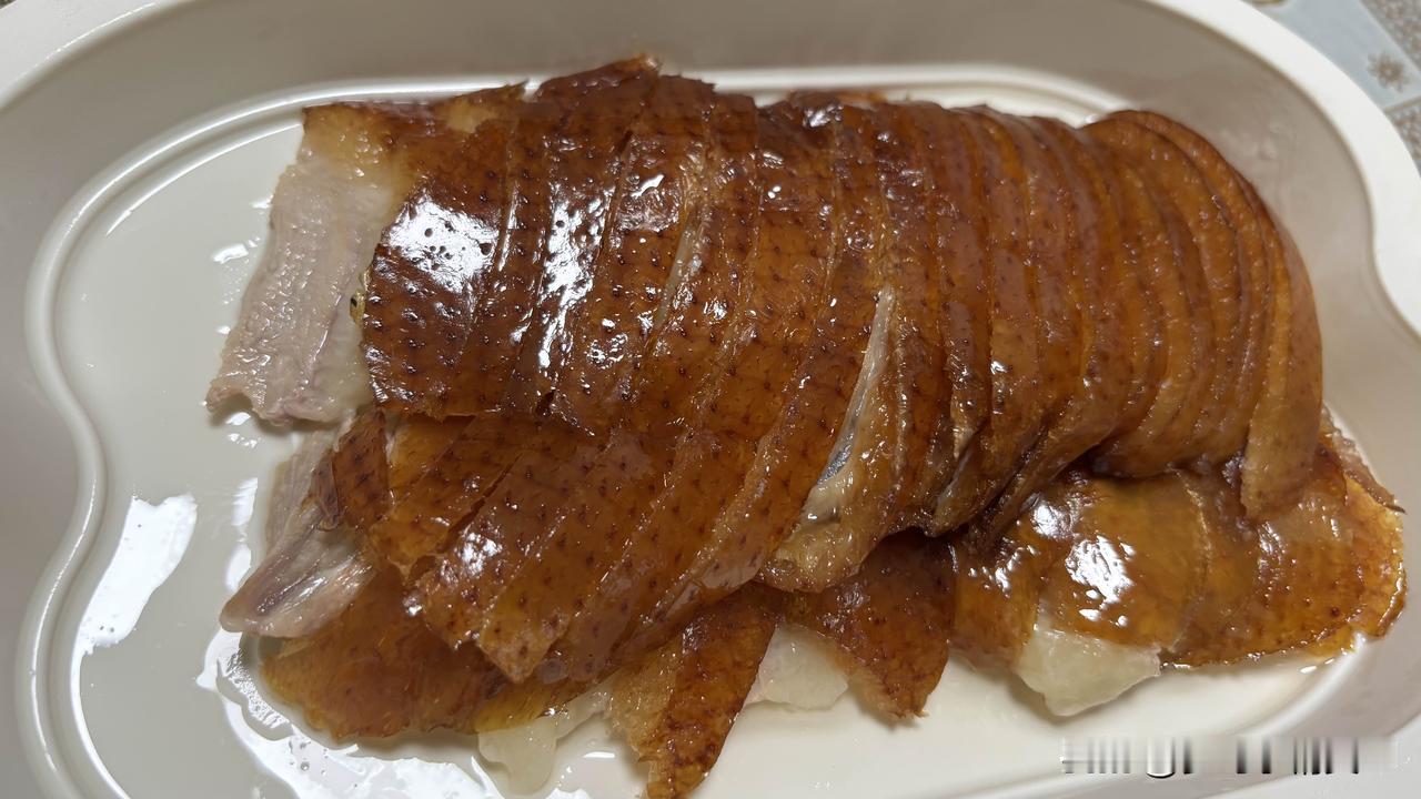 烤鸭、牛肉饼、椒盐鸭架、芹菜炒百叶、番茄蛋汤、猕猴桃、韭菜炒螺丝、西梅小番茄