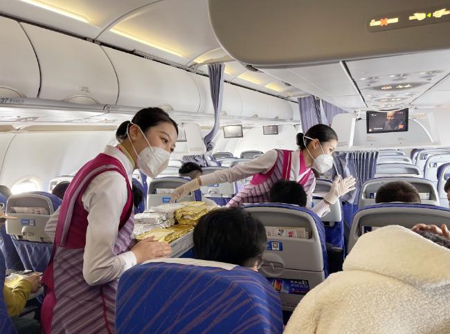 为什么乘坐飞机时，空姐会不间断地给乘客送吃的呢？总算知道了。常坐飞机的人大概