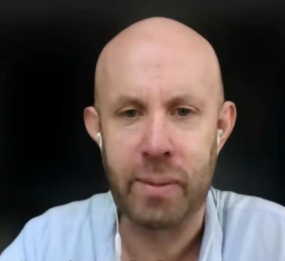 其实，西方一直是威权国家，他们的警察军人对普通人都是一副高高在上的威慑态度和粗暴