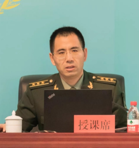 内蒙古一光棍收养两个月大男婴，含辛茹苦把他养大。40年后，男孩当上了武警上校军官