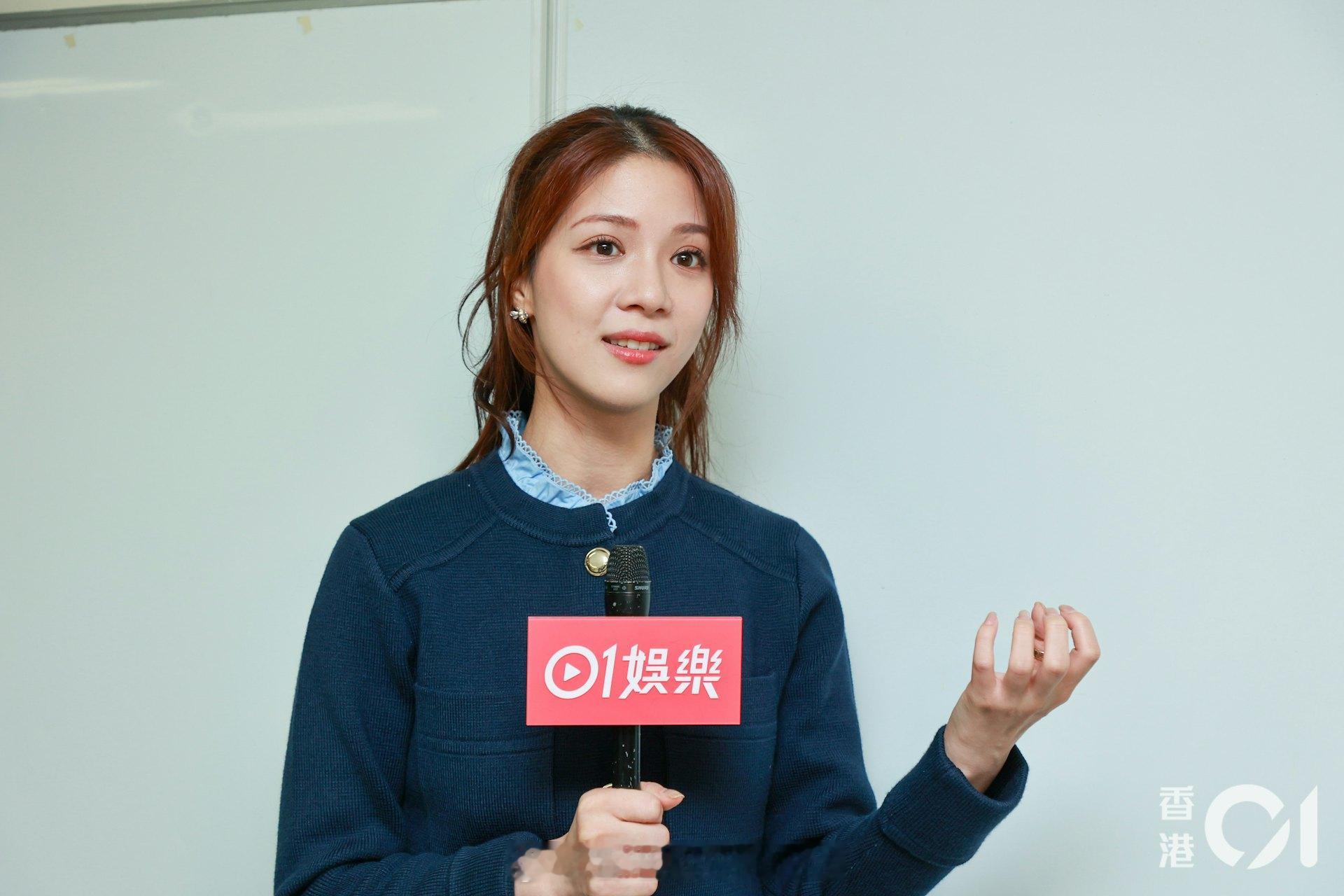 TVB台庆｜陈晓华首担台庆司仪对稿时劲挫败　被封视后黑马咁回应|香港01T