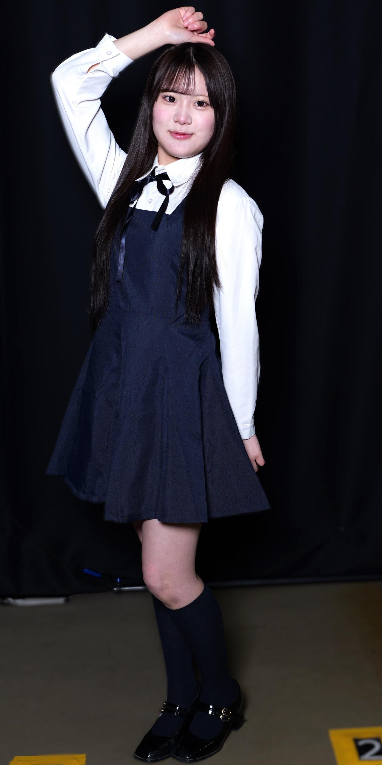 黑裙飘飘，少女如画