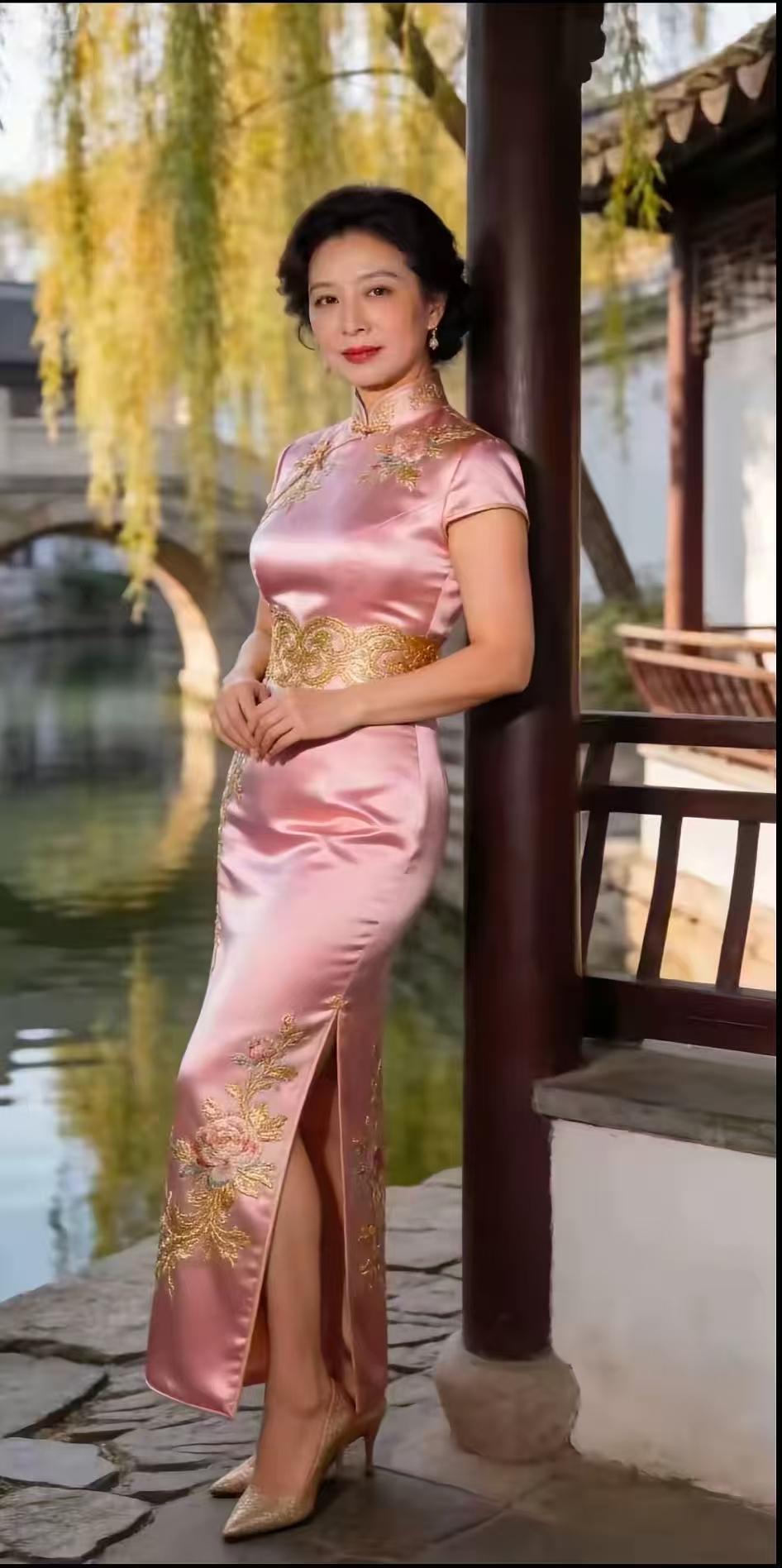 山坡羊·旗袍雅韵盘扣凝绪，罗裙摇句，一身裁尽时光赋。蕴清殊，立风骨，