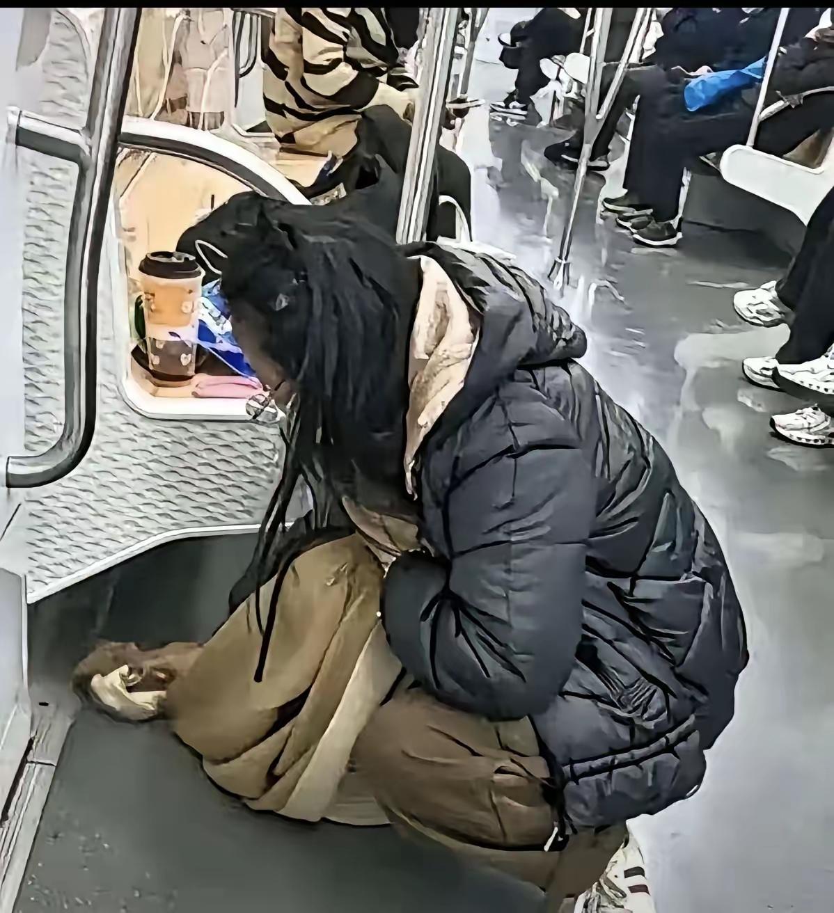 打死没想到，刚离职的地铁经理说：用围巾擦奶茶的女乘客，竟然让全公司连夜改了清洁标