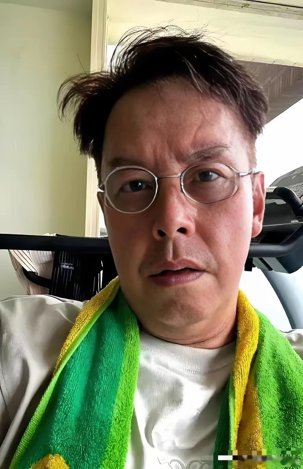我一个朋友是健身教练，看了谭咏麟状态，她说了句大实话，她说：谭咏麟这个人靠极致的