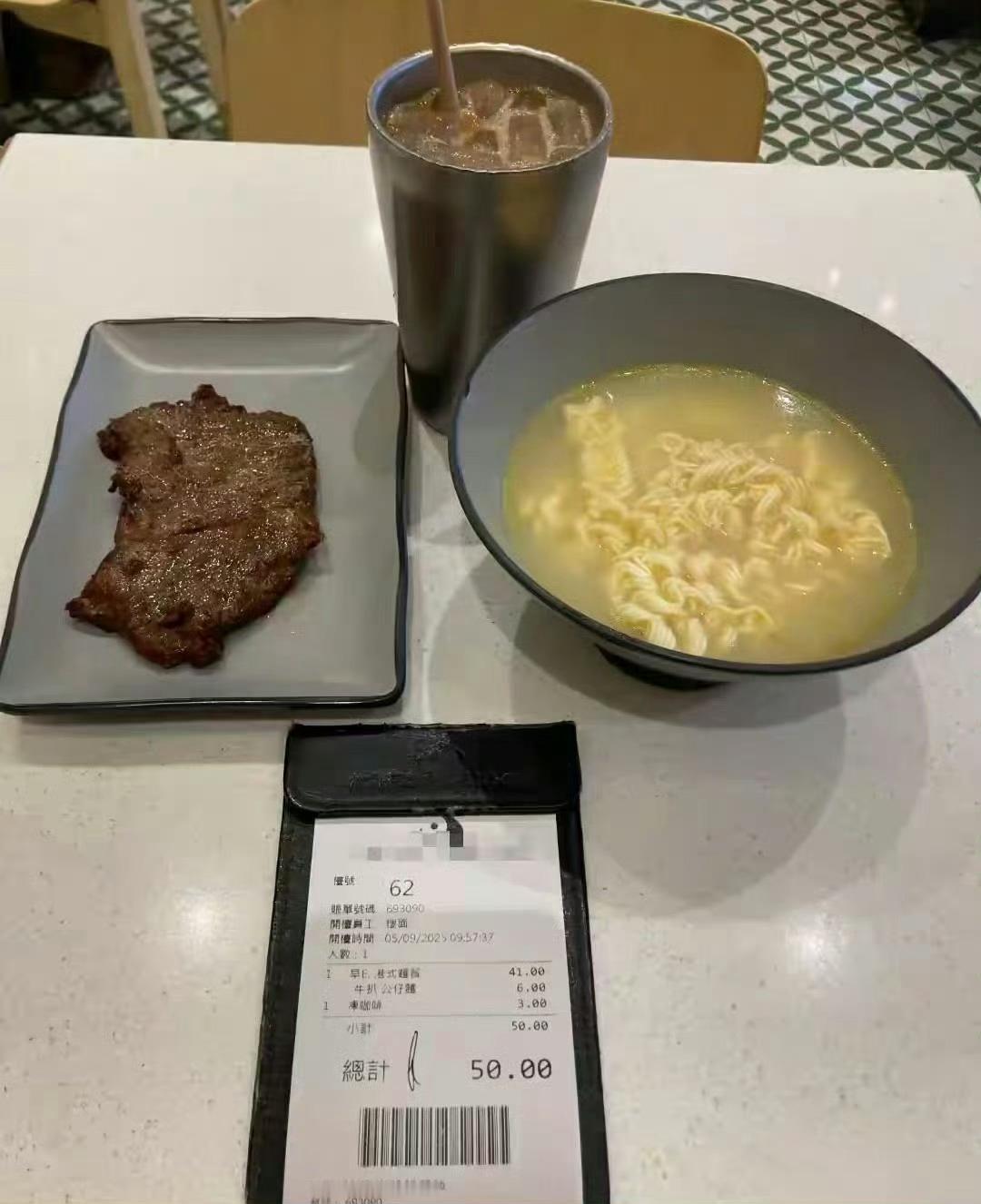 这顿饭对于香港人来说是不是真的不贵，他们普通一个人月工资就上万了。