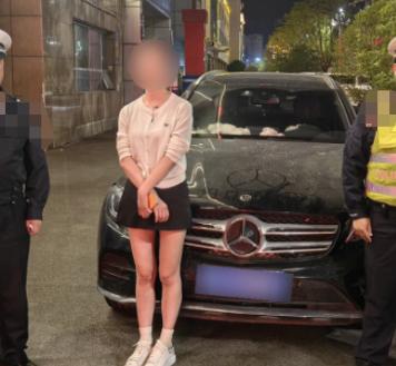 四川遂宁一名年轻女子聚餐醉酒后，执意驾驶私家车奔驰上路行驶。 途经路口时，女