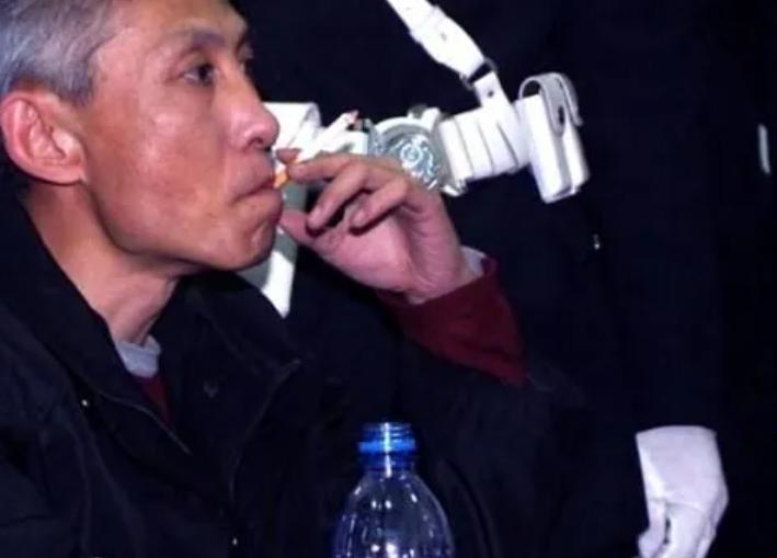 2003年，刘涌临枪决前一脸淡定，嘴角挂着无奈的笑看向老婆，死活不肯换上新衣裳，