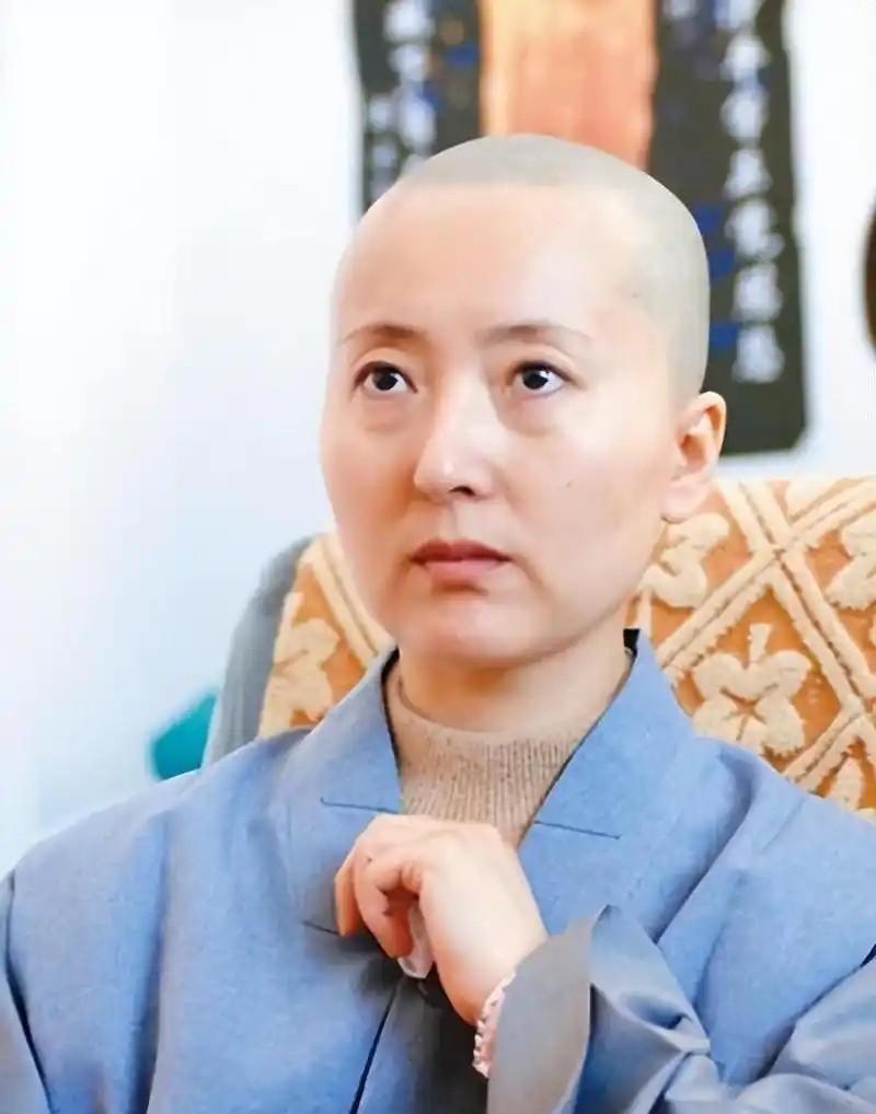 陈晓旭去世好友去送行，瞻仰遗容时竟认不出，巴掌大的脸让他当场泪崩。那是一个让人