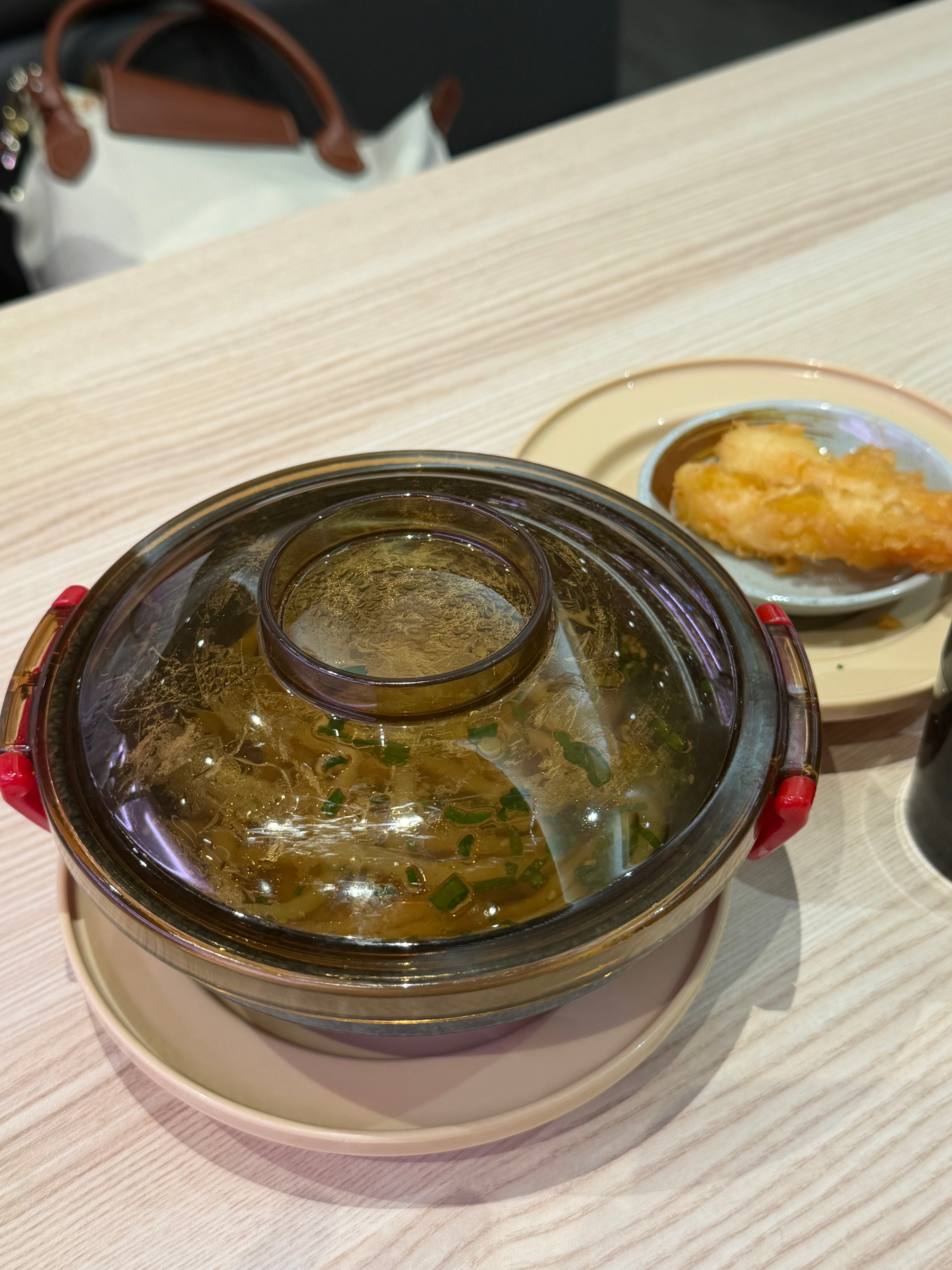 俺不中勒怎么大中午也这么多人排队大家中午吃什么？小助理吃寿司郎