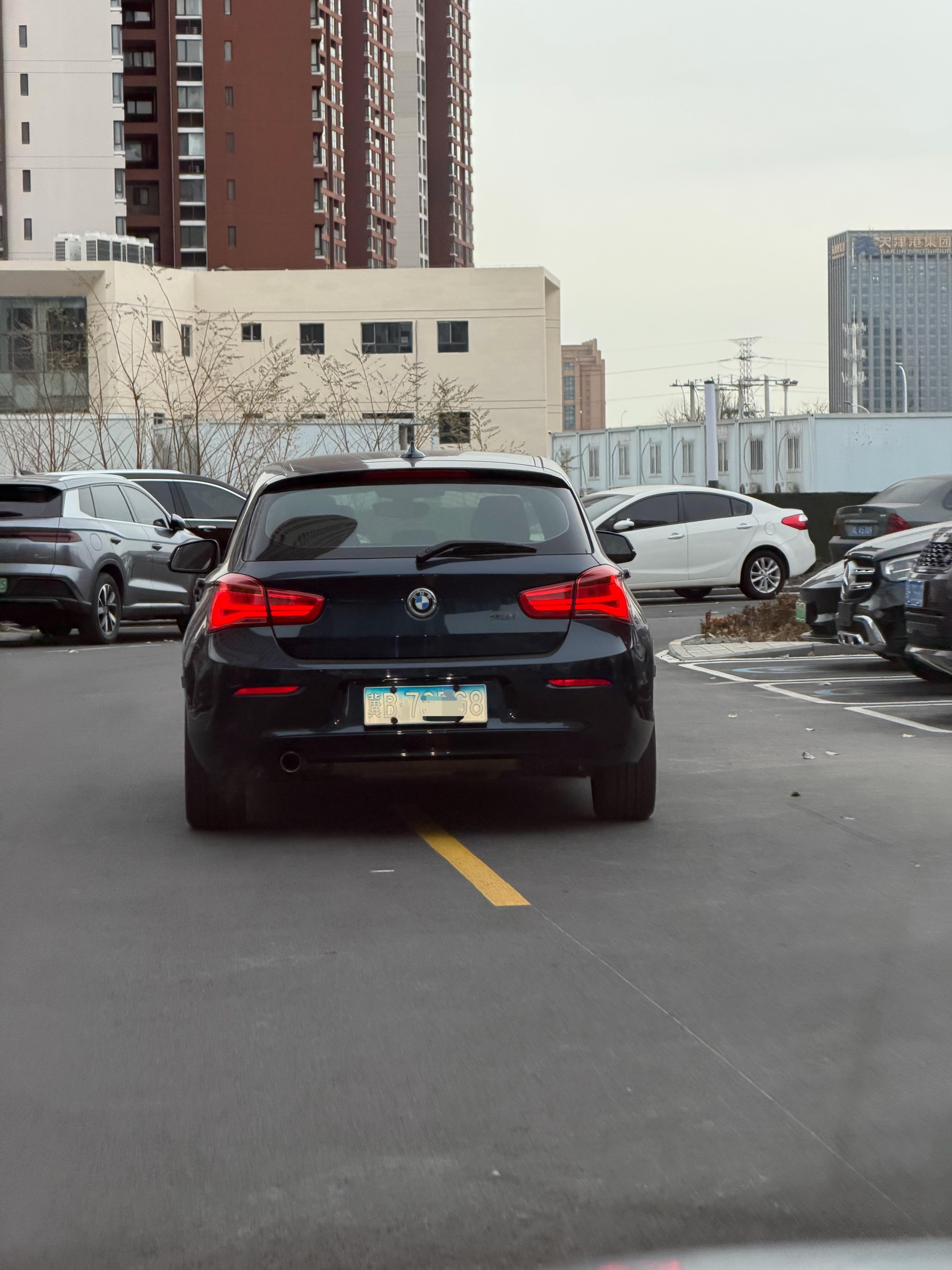 牌照有自己掉色的也有自己给牌照上色的高手天津·泰达时尚购物中心