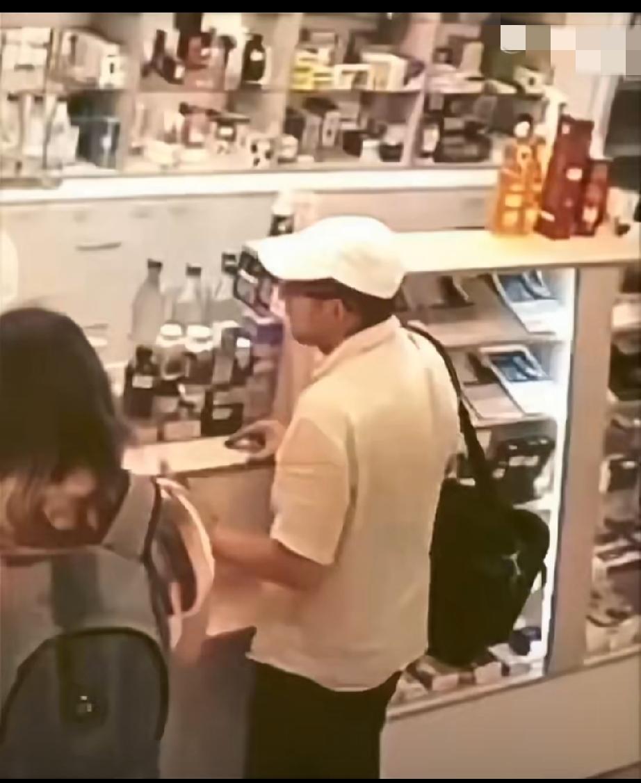 泰国曼谷一家店铺，一名印度男子以极快的速度站着完成拉屎动作之娴熟，一看便是千锤