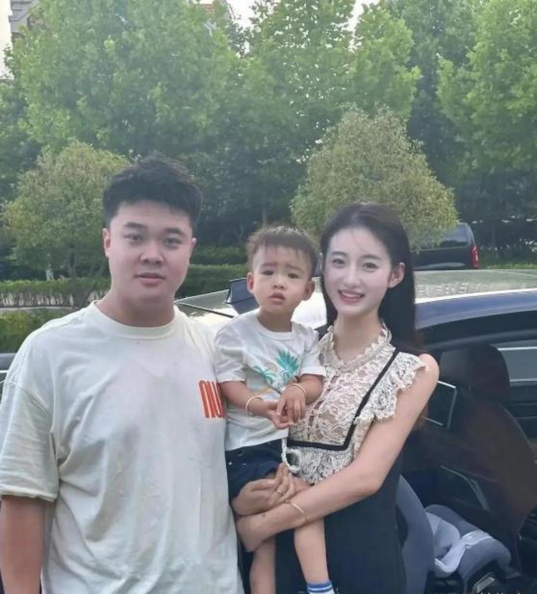 一眼便能瞧出，爸爸的基因相较于妈妈的更为强大，哈哈哈。
