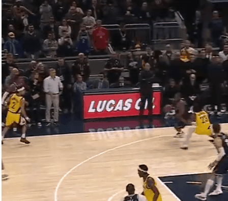 莱纳德绝杀步行者。左翼接球低重心摆脱，横移中起跳维持平衡的核心，罚球线沉起弹跳的