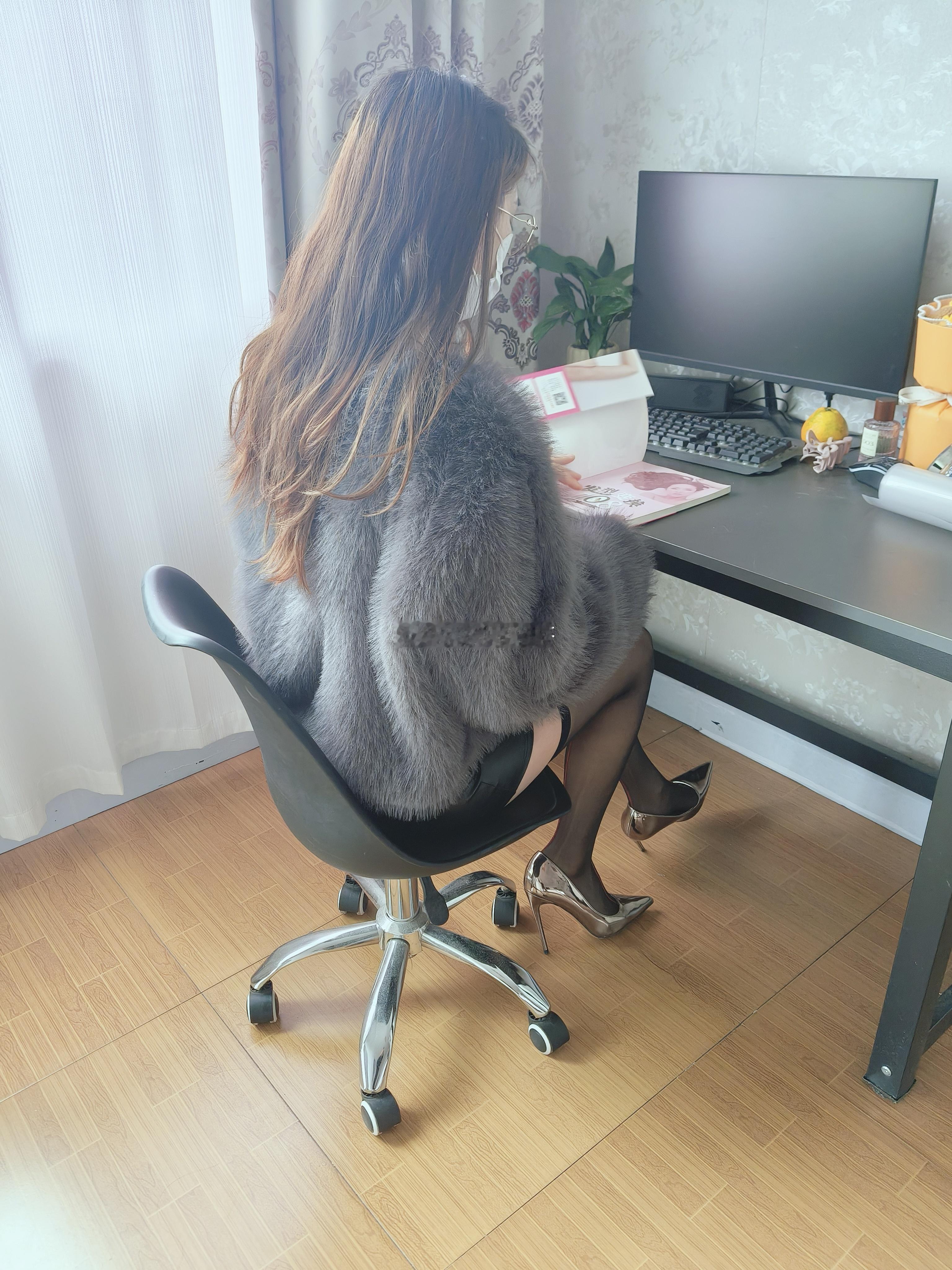 皮草外套+高跟鞋，办公室也能穿出时尚感！