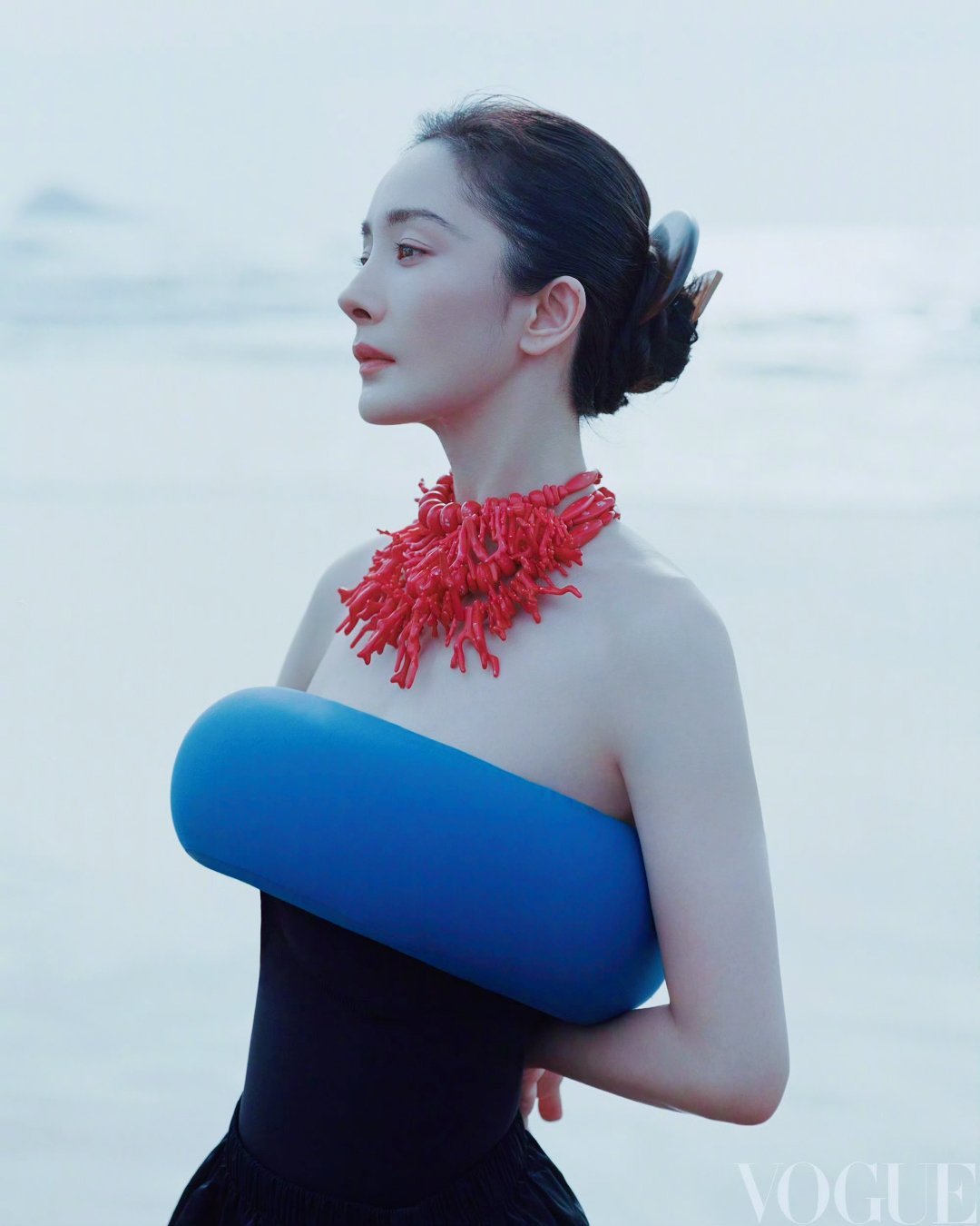 杨幂回应转型之年杨幂最新杂志封面大片，百变妆造，依然魅力满满❤️。杨幂