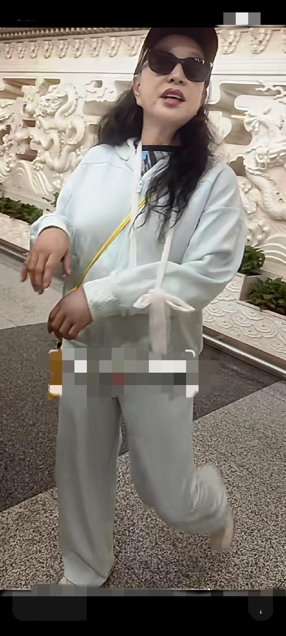 其实明眼人都看出来了刘晓庆这次摔倒她本身有个很大的问题那就是太“硬核”，别