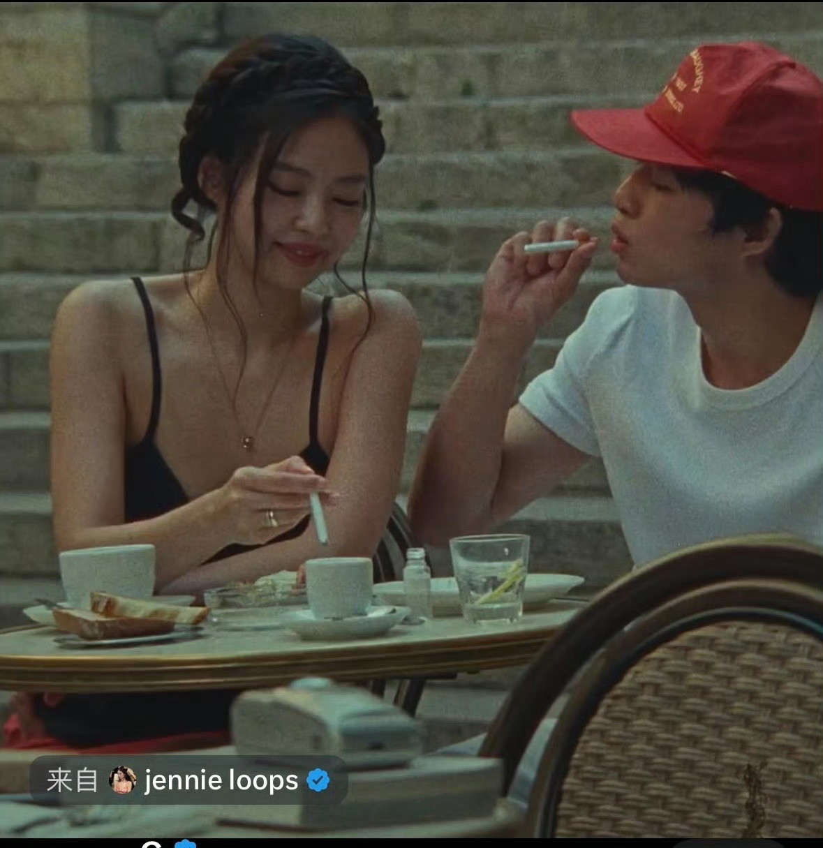 jennie新歌mv走光不是吧，Jennie这个新mv不是吸🚬就是真空服装，她