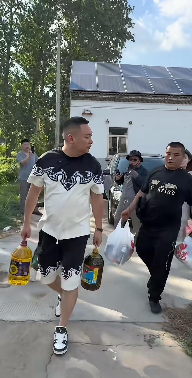 湖北荆州猛男，400万粉丝的九红，乘坐奔驰迈巴赫，带着自己女助理和保镖，备上礼品