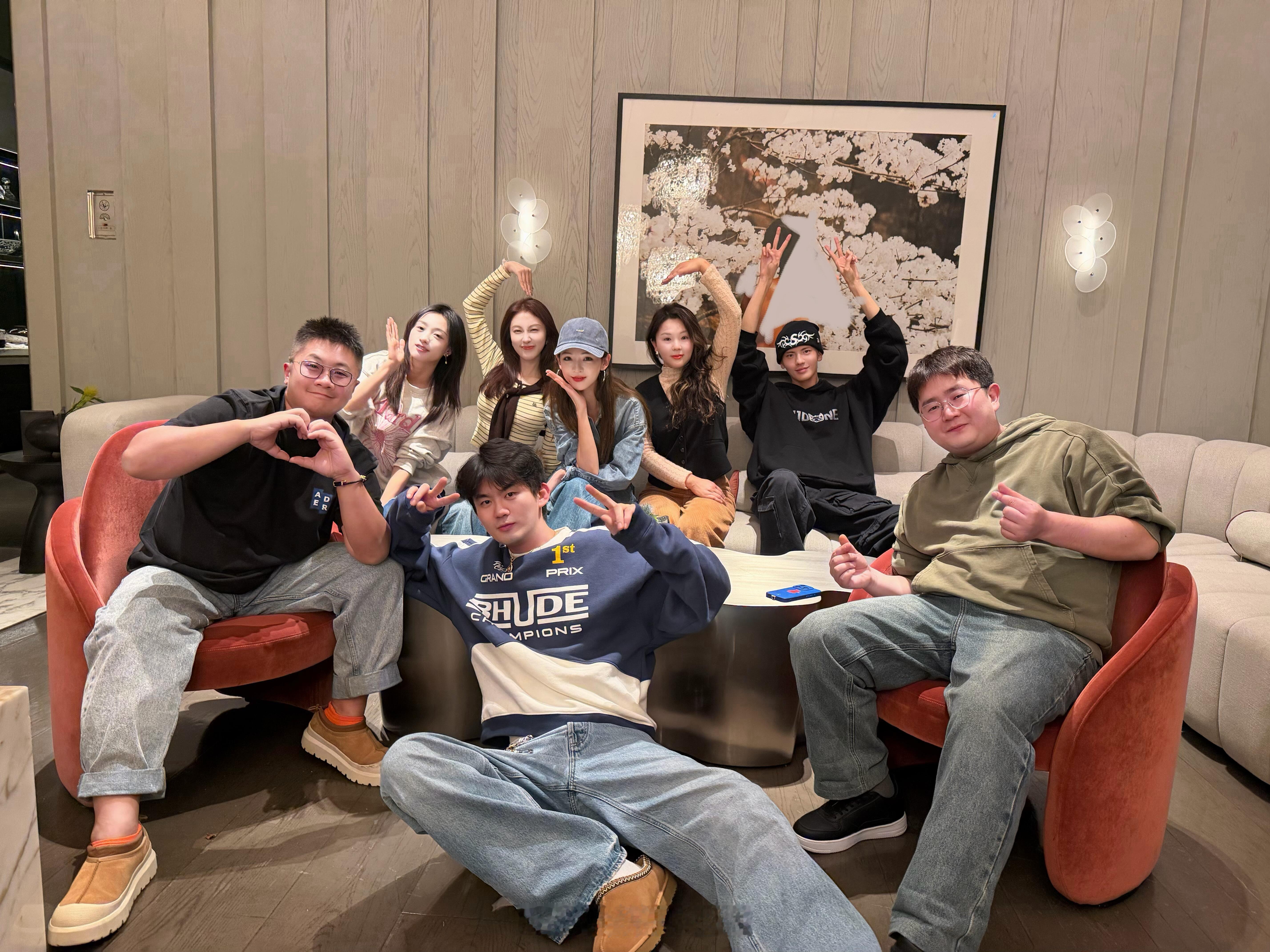 张予曦、毕雯珺、张小婉《深情眼》聚会合照