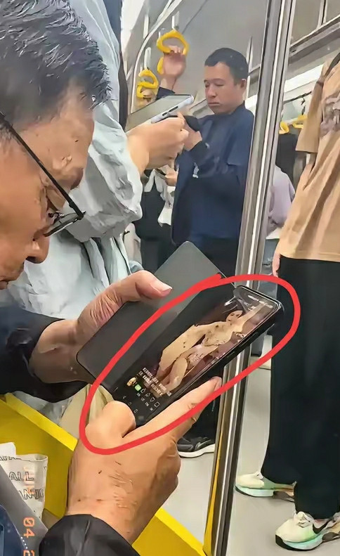 大爷实在不行，忍一忍，回家慢慢看吧[捂脸哭]