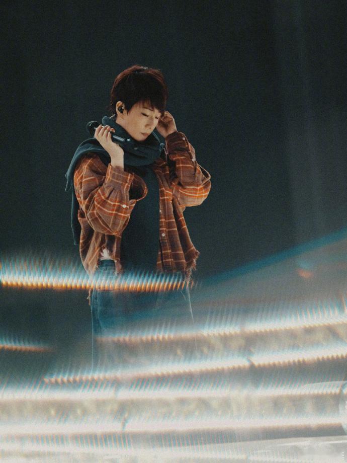 谁能想到林忆莲快60岁了哇塞，林忆莲都快60岁啦！舞台上的她脸部紧致，活力满满