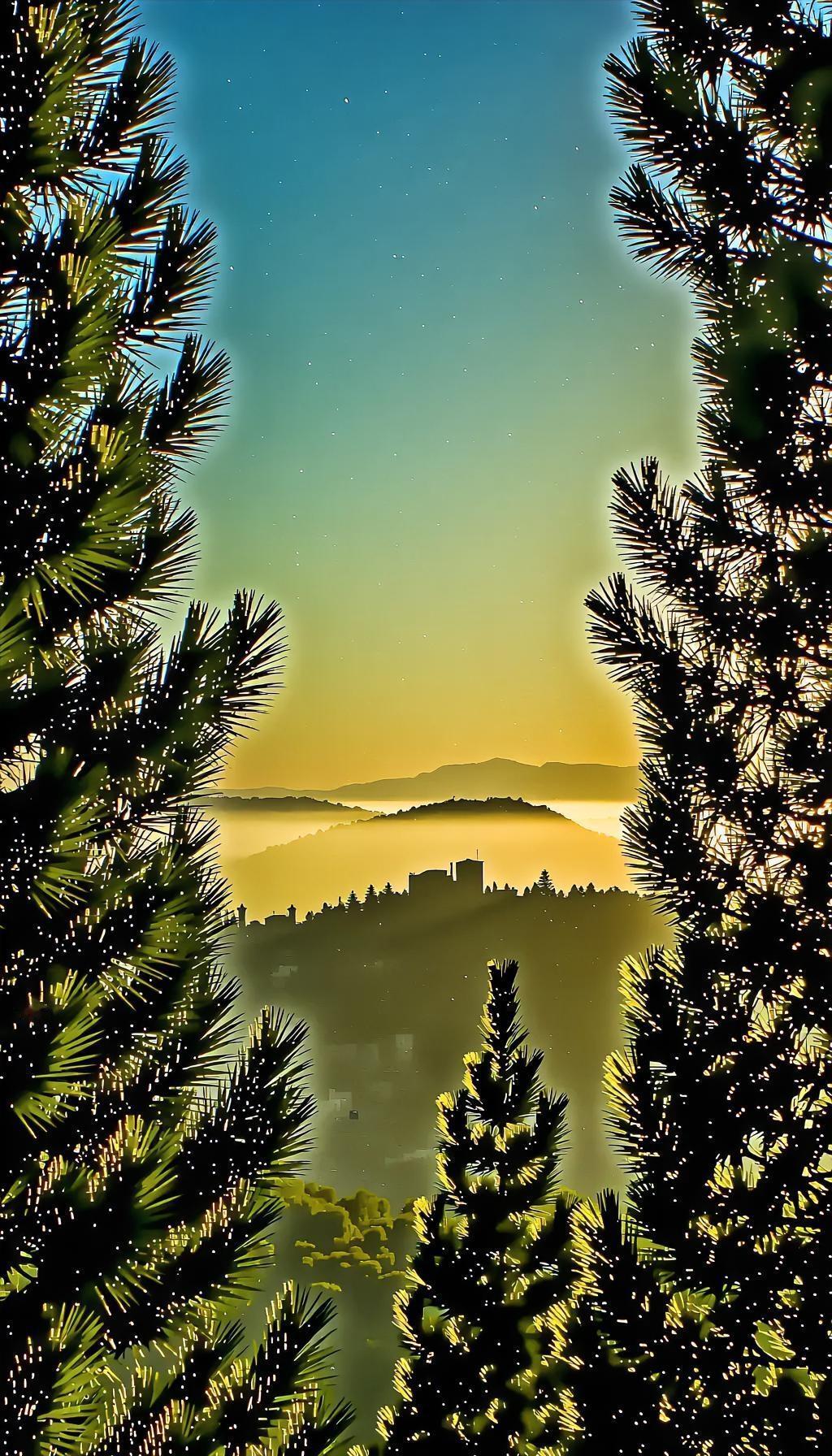 山间日出，晨雾缭绕，静谧如画。