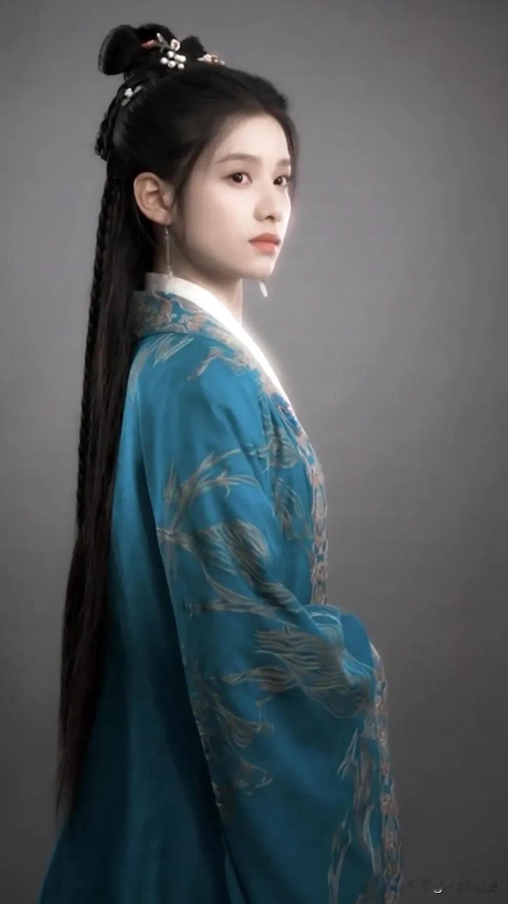 我觉得，这是肖战出道以来合作的最年轻最漂亮的女主，秀丽端庄，沉静美艳，又不俗气。
