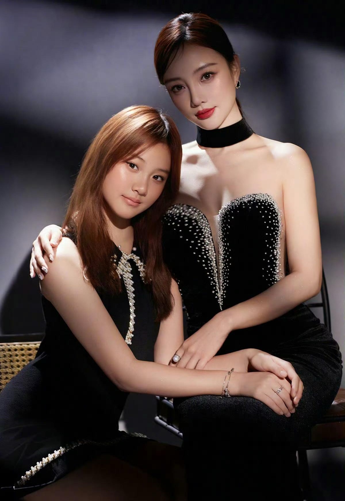 小甜馨长成大姑娘了好美，和妈妈合影就跟姐妹花似的，五官更像爸爸贾乃亮。​​​