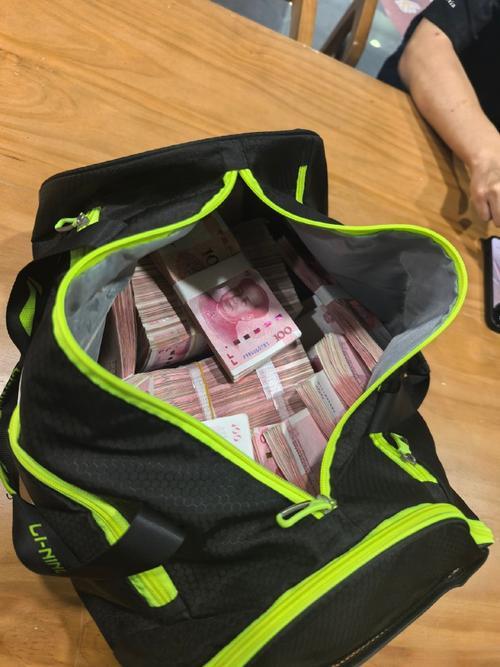 为什么赃款必须洗白才能用？直接花不行吗？这么说吧，如果你月薪三千，偶尔一次性花费