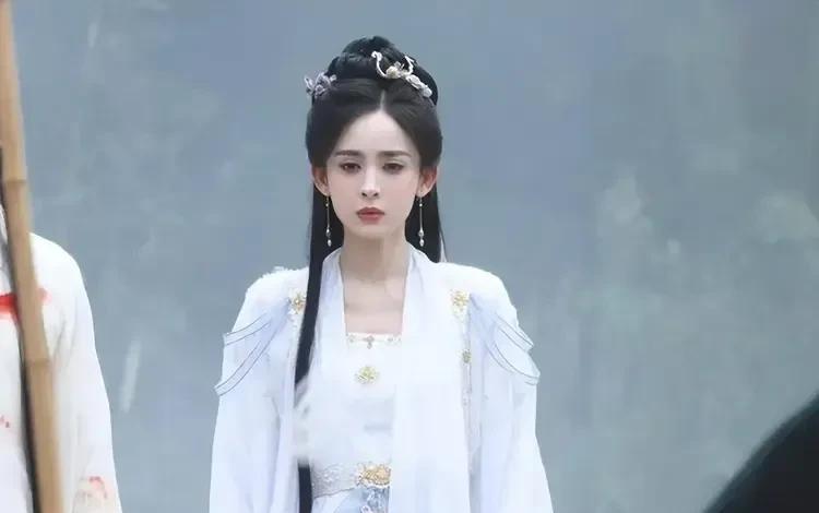 《赴山海》开播，古力娜扎出场直接被网友称赞爆了！第一集她饰演的萧雪鱼红衣潇洒亮相