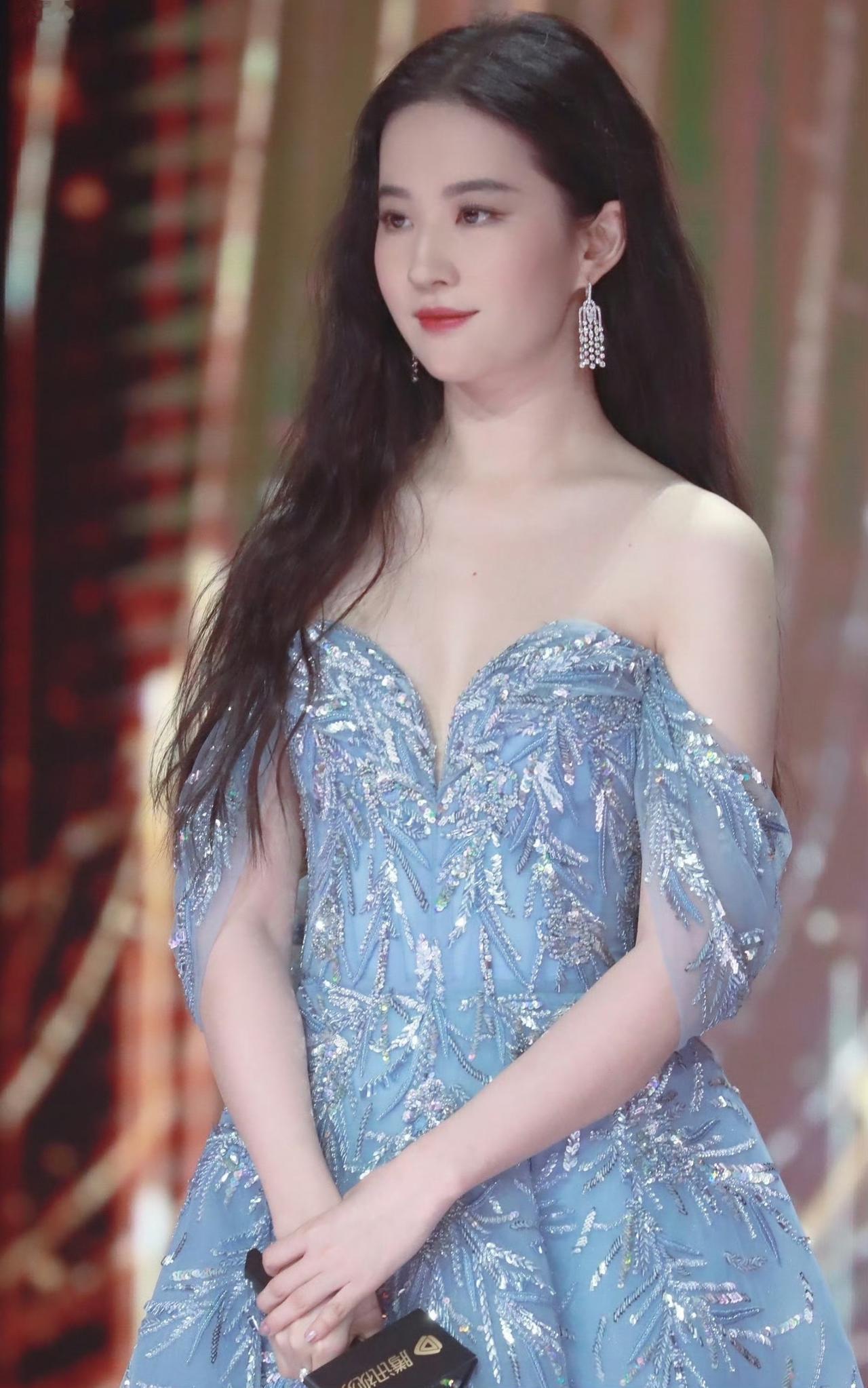 刘亦菲的美根本不需要反复论证，内娱独一份的顶级东方骨相，说的就是她。39岁这年