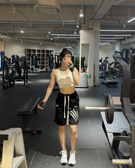 最近爱穿大裤衩健身💪