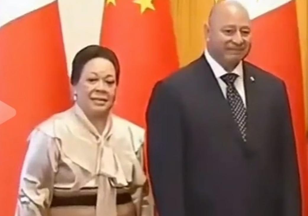 汤加国王和王后访华。查了一下，汤加是太平洋上一个小国家，人口10万。这欢迎阵仗