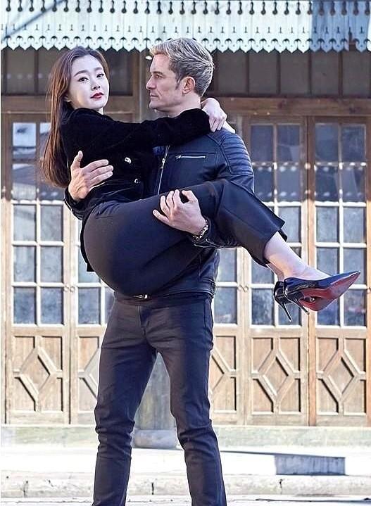 别再争论宋轶的演技了，一个动作就撕开了内娱的“遮羞布”。拍摄中，她被人整个举高