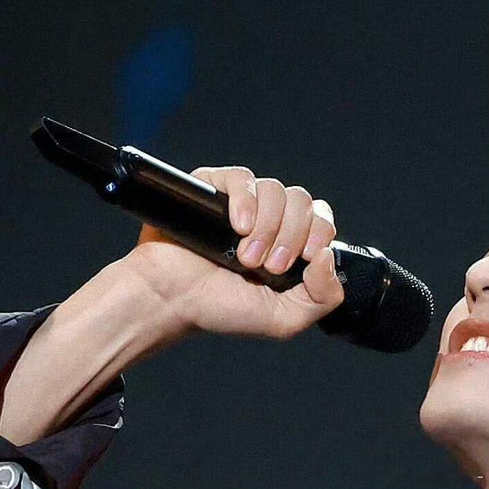 我不会是最后一个知道肖战一共有四个话筒的吧！特别有仪式感的宝宝什么舞台就搭配什