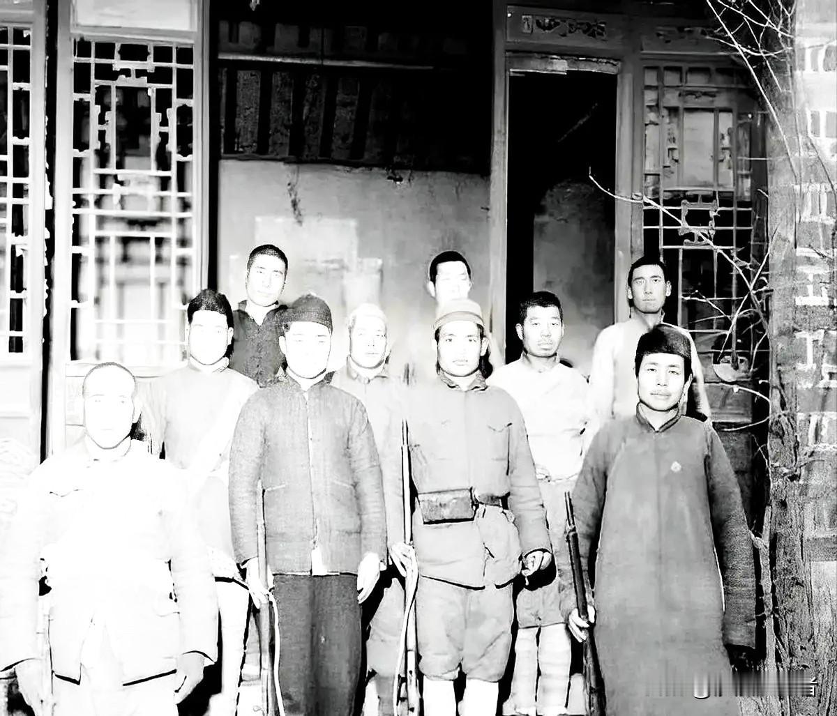 1950年，土改工作队宣判，地主郭良知，死刑。他媳妇两眼一翻，直挺挺倒在地上。