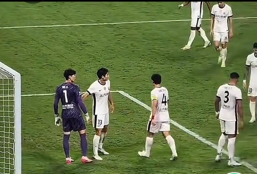 颜骏凌和蒋光太激烈争吵！成都蓉城和上海海港的比赛过程中，面对一次防守，蒋光太和