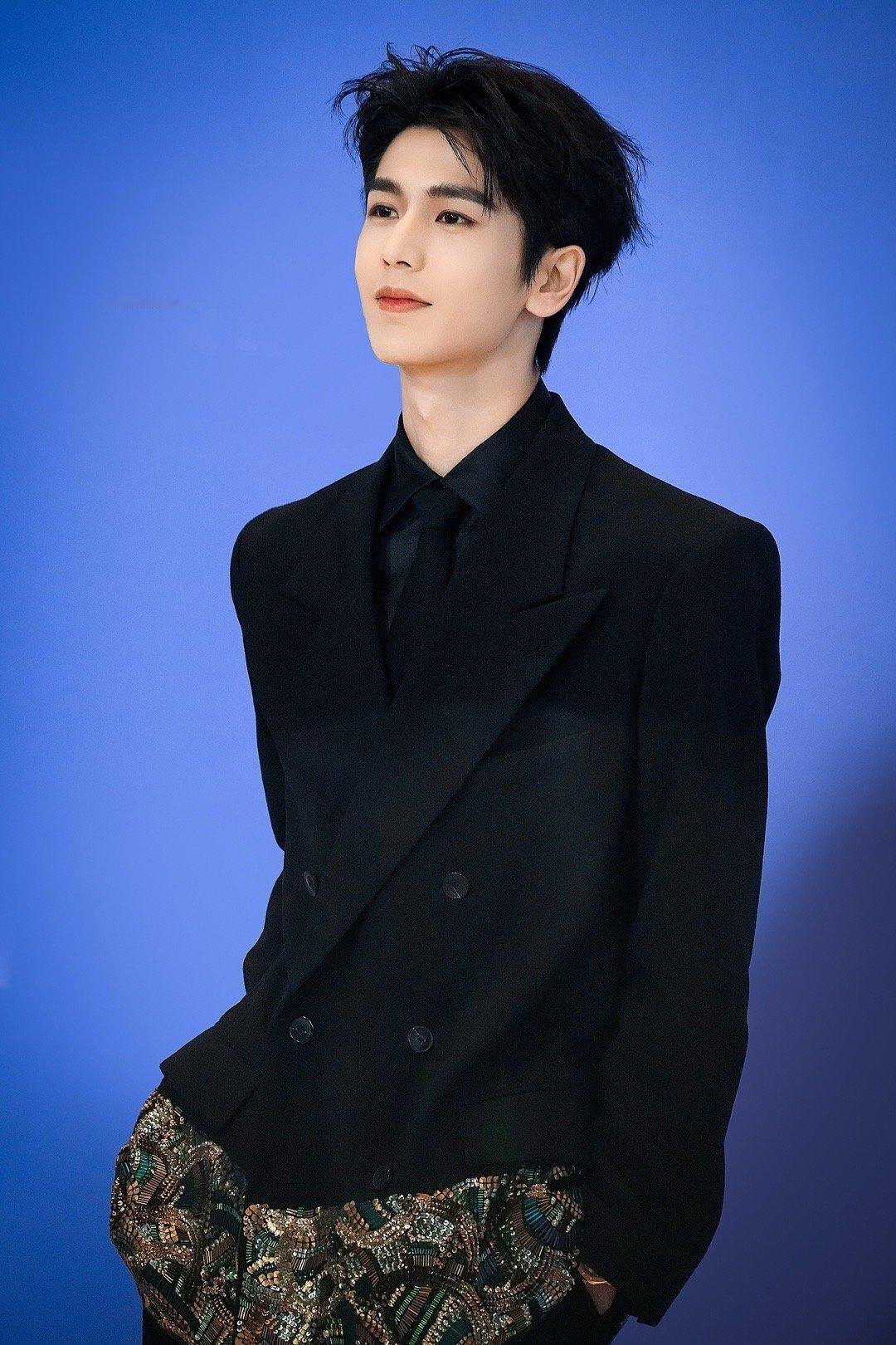 刘宇宁张凌赫一出场满眼都是腿刘宇宁张凌赫同台简直是视觉盛宴！俩人一亮相，满脑子