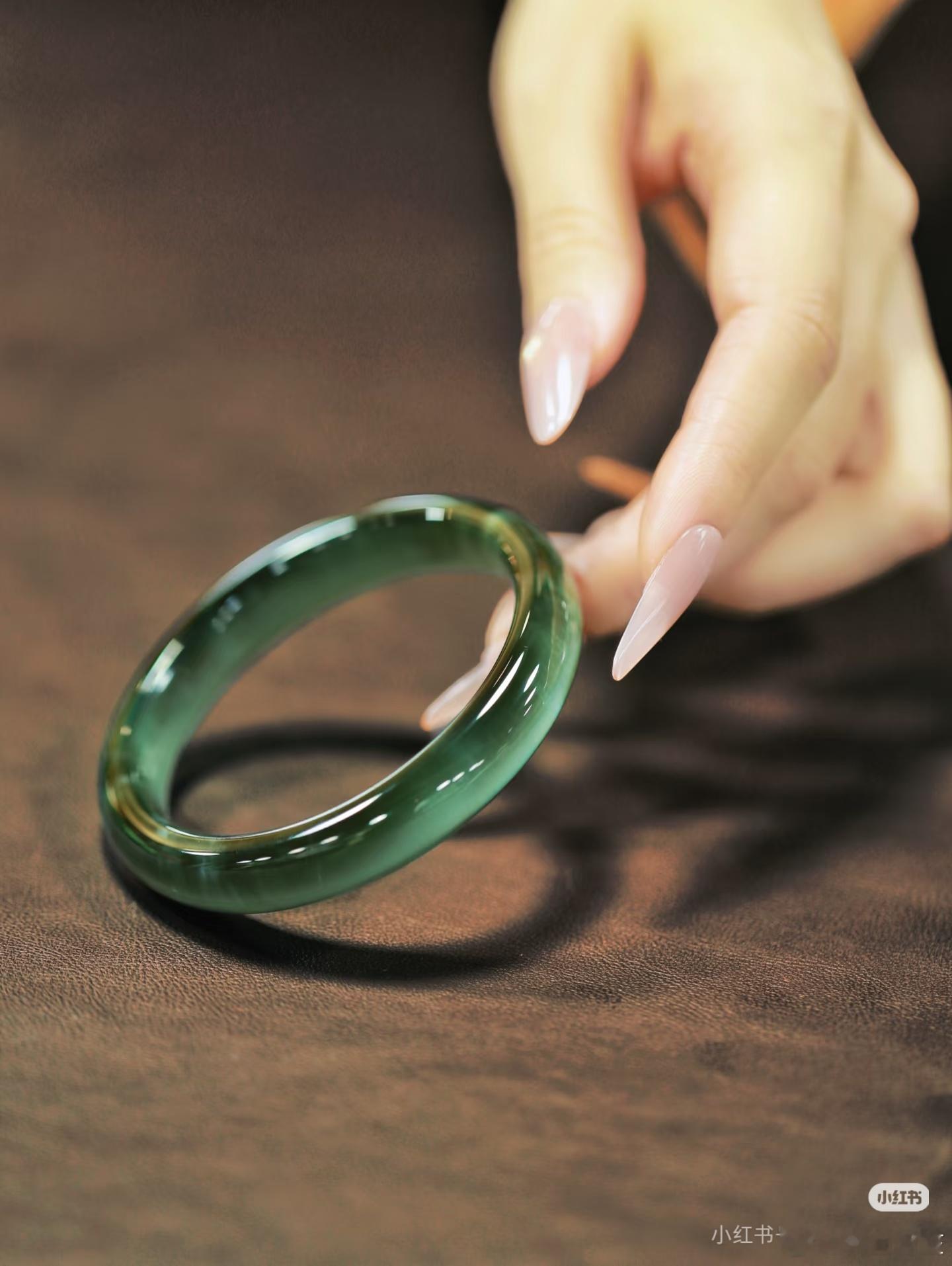 🍠看到的一只手镯，以为是翡翠，实际是和田碧玉猫眼，这得老贵老贵了吧