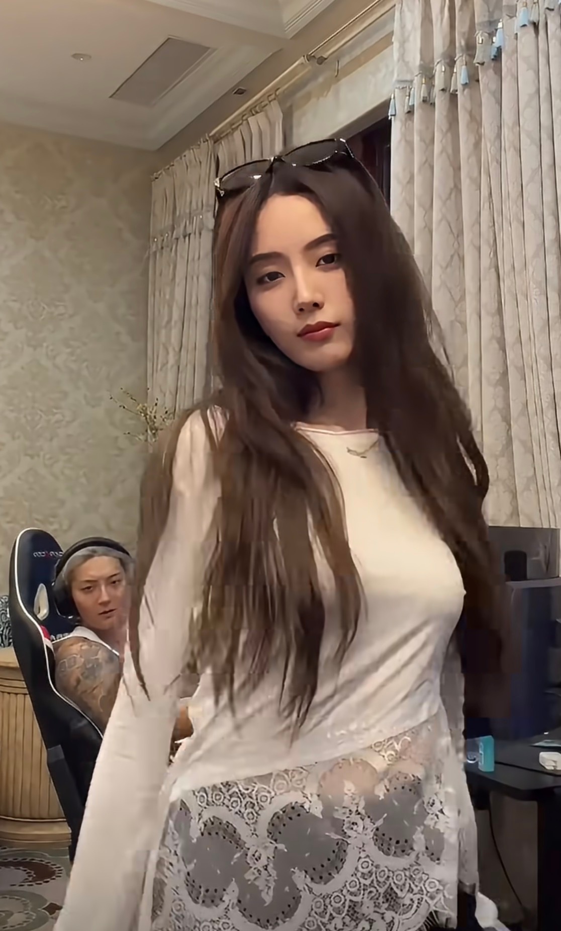 黄子韬看徐艺洋跳舞表情别人看舞台，黄子韬看女朋友，表情骗不了人，妥妥的满眼偏爱。