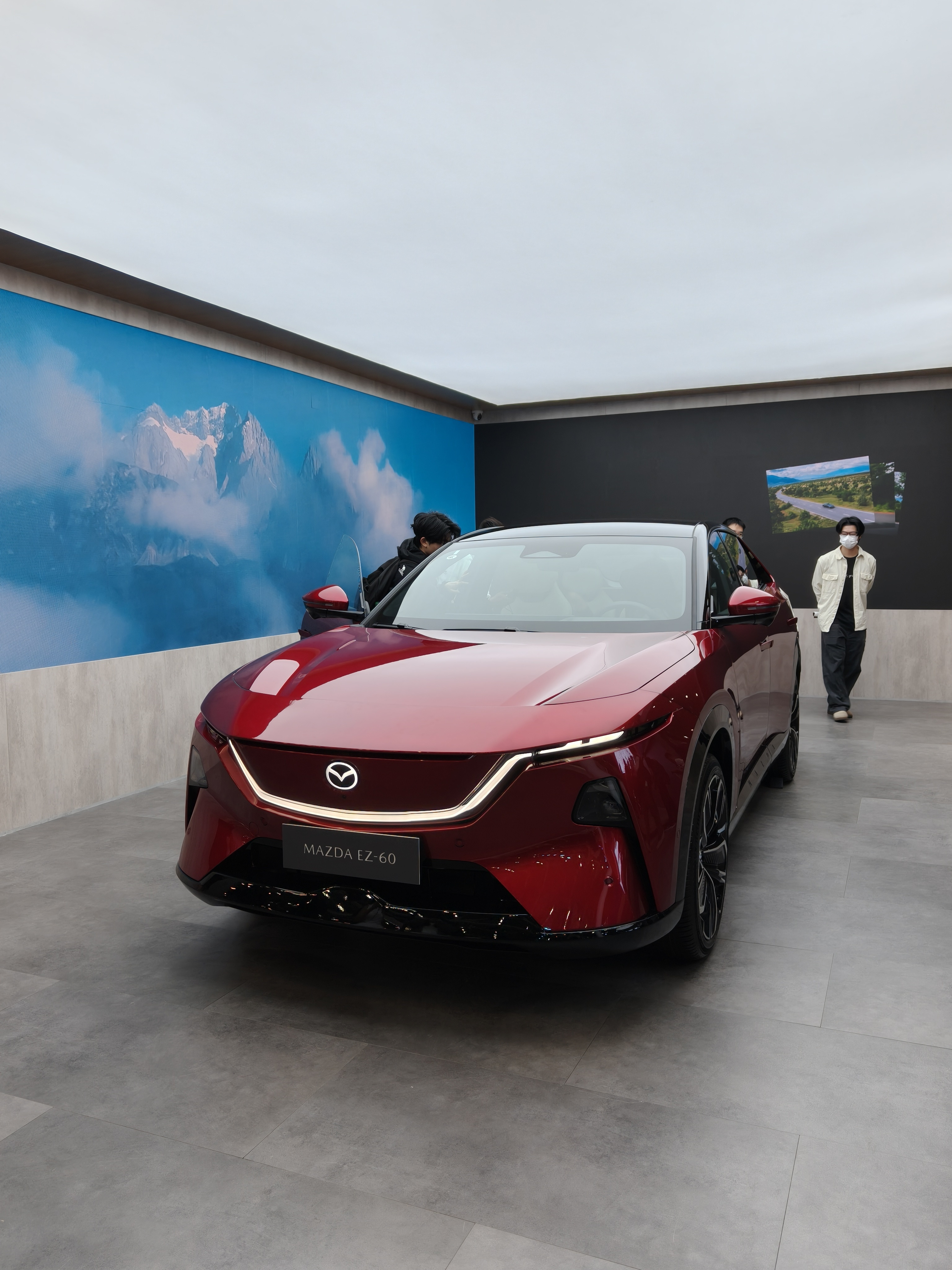 好看是真的好看，就是好久没坐到后排这么难受的新车了