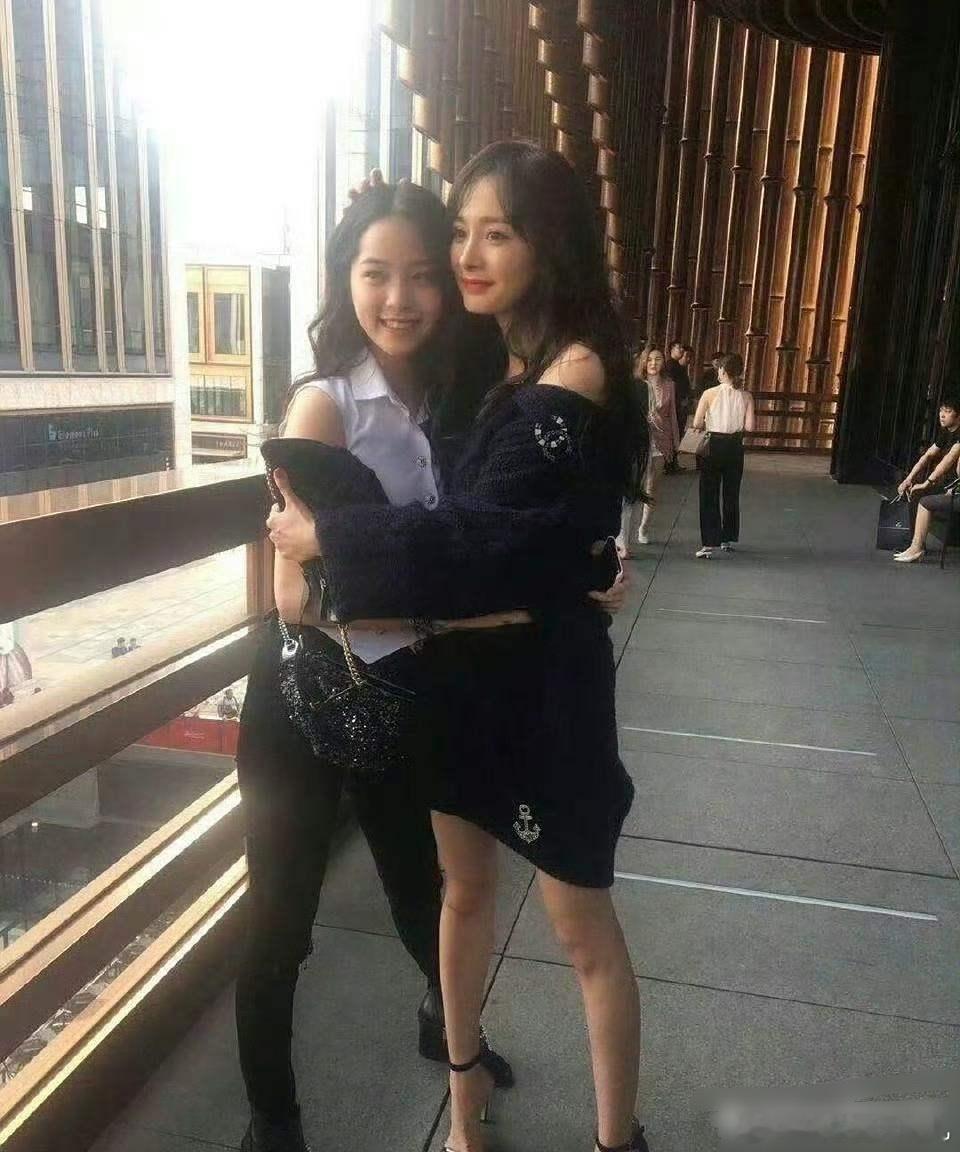 这人与人真不能比，非要比，就得气死人。看看杨幂和欧阳娜娜的合影就知道了！论年