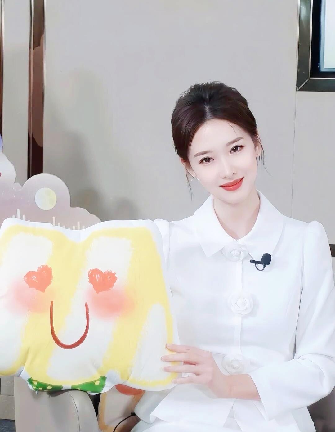 元气满满的微笑，可爱的卡通抱枕，元气少女的一天！🌞💕晒图笔记大赛记录我的2