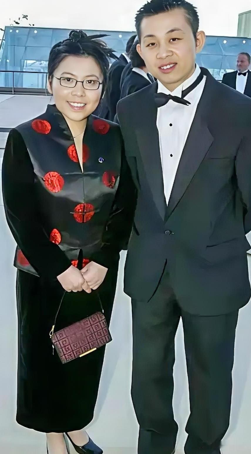 邓亚萍个子不高，长相也不出众，但她不管站在哪里都挺显众。发现她很会穿衣服，衣服有