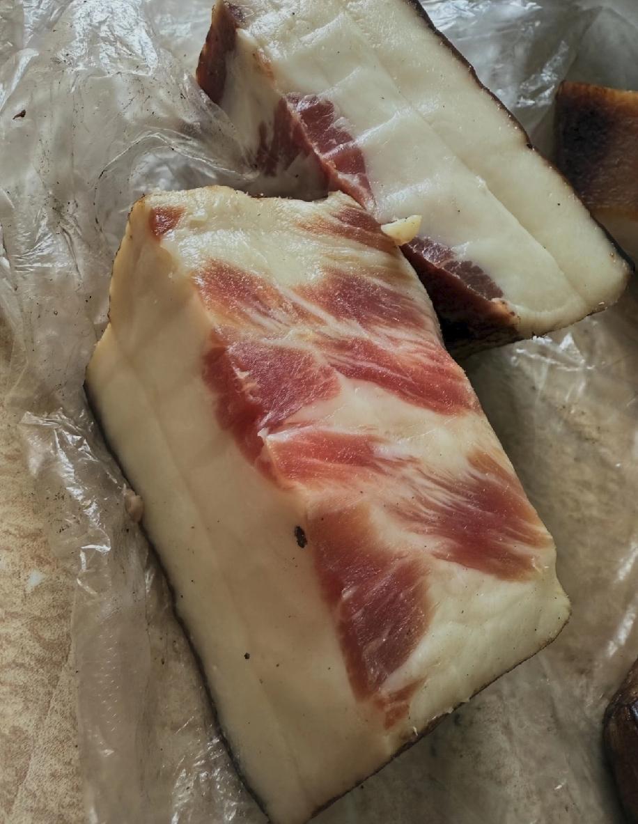 男朋友家送来的腊肉，我满怀期待打开，当场心态崩了！这品相别说送人，耗子见了估计都